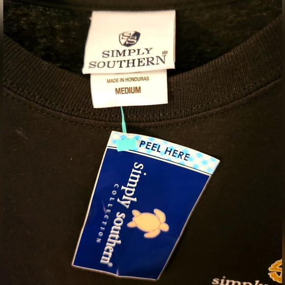 NWT Women's medium black with gold pineapples Simply Southern long sleeve tee - Picture 5 of 7
